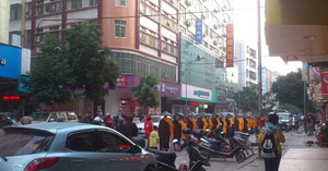 千僧齋會游街吸引信宜市民目光